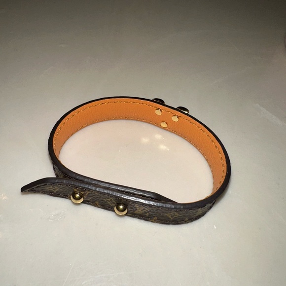 Authentic Louis Vuitton Essential V Bracelet - Picture 3 of 6